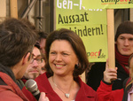 Der Protest scheint Ilse Aigner überzeugt zu haben. Hier bei einer Campact-Aktion in Berlin.