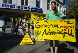 Protest gegen Gentechnik-Snacks in Videothek (Foto: Greenpeace Berlin, September 2013)